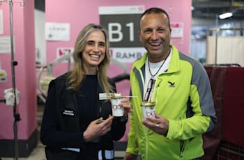 מלכה עם מנהלת בית החולים, ד''ר מיכל מקל / צילום: אסף לוי