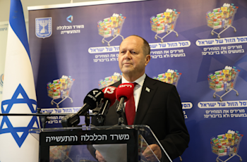 שר הכלכלה ניר ברקת במסיבת העיתונאים בשבוע שעבר / צילום: אדוארד שטרן