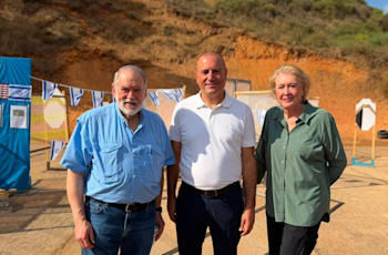 האקבי ורעייתו במטווח עם ראש העיר מתן דיל / צילום: עיריית רחובות האקבי ורעייתו במטווח עם ראש העיר מתן דיל / צילום: עיריית רחובות