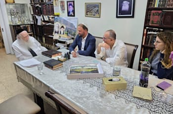 מימין: עורכי הדין ממשרד ש. הורוביץ, רבקה אריאל, אודי ארצי ורן פלדמן, והרב אליעזר כהנמן / צילום: יח''צ מימין: עורכי הדין ממשרד ש. הורוביץ, רבקה אריאל, אודי ארצי ורן פלדמן, והרב אליעזר כהנמן / צילום: יח''צ