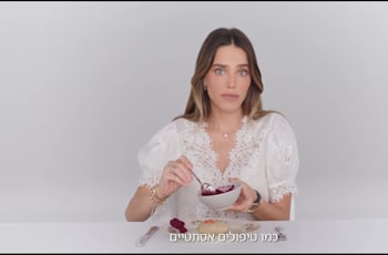 רותם סלע בקמפיין דיסקונט / צילום: צילום מסך מתוך הקמפיין רותם סלע בקמפיין דיסקונט / צילום: צילום מסך מתוך הקמפיין