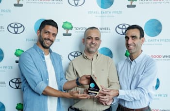 אנדרו חורש מנכל טויוטה ישראל ומחמוד דיאב ורסלאן גנאים מחברת i-EcoGuard / צילום: אריאל זנדברג אנדרו חורש מנכל טויוטה ישראל ומחמוד דיאב ורסלאן גנאים מחברת i-EcoGuard / צילום: אריאל זנדברג