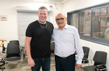 יוסי סרודי בעלים ויור קבוצת ח.י. והסטנדאפיסט אדיר מילר / צילום: גדי סיארה