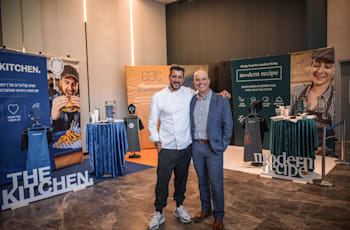 אודי בן שימול, מנכ''ל SODEXO ישראל לצד אביב משה השף היועץ של החברה / צילום: ניק צ'ולפייב אודי בן שימול, מנכ''ל SODEXO ישראל לצד אביב משה השף היועץ של החברה / צילום: ניק צ'ולפייב