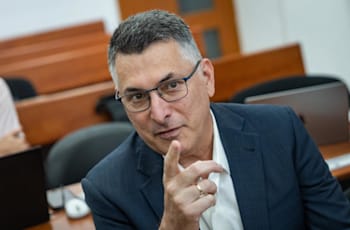 שר החוץ גדעון סער במשפט נתניהו / צילום: חיים גולדברג, פלאש90 שר החוץ גדעון סער במשפט נתניהו / צילום: חיים גולדברג, פלאש90