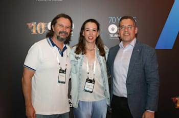 עמוס אלעד עם אליטל וג'ייסון אריסון / צילום: יעל צור עמוס אלעד עם אליטל וג'ייסון אריסון / צילום: יעל צור