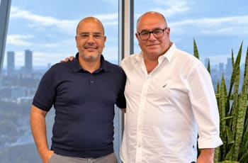 מימין- משה צרפתי מנכ״ל צבי צרפתי ובניו משמאל ערן ענבים מנכ״ל אזורים ליווינג / צילום: נתלי גרין מימין- משה צרפתי מנכ״ל צבי צרפתי ובניו משמאל ערן ענבים מנכ״ל אזורים ליווינג / צילום: נתלי גרין