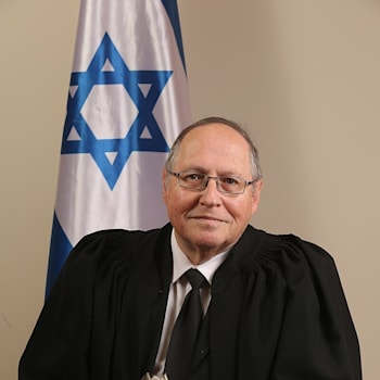 השופט בדימוס אליקים רובינשטיין. הורה להגדיל את שטח המחיה לאסירים / צילום: דוברות הרשות השופטת השופט בדימוס אליקים רובינשטיין. הורה להגדיל את שטח המחיה לאסירים / צילום: דוברות הרשות השופטת