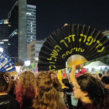 המונים בכיכר החטופים / צילום: גלי וינרב