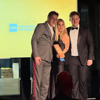 הסמנכ''לית נועה שושני והמנכ''ל ארז ברגבאום מקבלים את הפרס / צילום: יח''צ