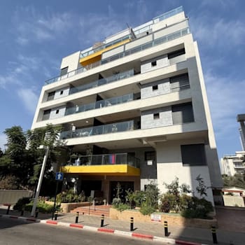 הבניין ברחוב פטאי בשכונת בורוכוב בגבעתיים / צילום: דסקל רוזנפלד הבניין ברחוב פטאי בשכונת בורוכוב בגבעתיים / צילום: דסקל רוזנפלד