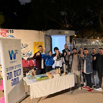 דוכני תה של חברת ויסוצקי / צילום: מודי ספורי