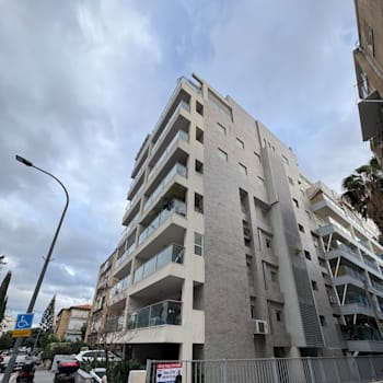 הדירה ברחוב קרן קיימת לישראל בשכונת אברמוביץ בראשון לציון / צילום: סלבה פופוב