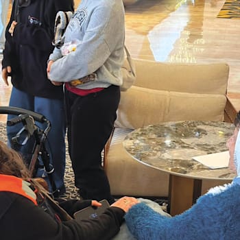 חניכי מכינת ''אדרת'' מסייעים לתושבים בניקוי הריסות / צילום: משרד הביטחון