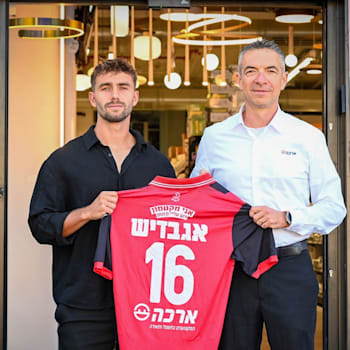 מנכ''ל רשת ארכה מיכאל רבינוביץ׳ וקפטן הפועל ירושלים עומר אגבדיש / צילום: בני ארדוב, באדיבות הפועל ירושלים