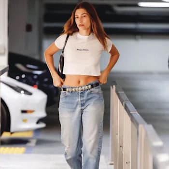 היילי ביבר עם חולצה שעליה כתוב ''נפו בייבי''. לא מתנערת / צילום: מתוך האינסטגרם היילי ביבר עם חולצה שעליה כתוב ''נפו בייבי''. לא מתנערת / צילום: מתוך האינסטגרם