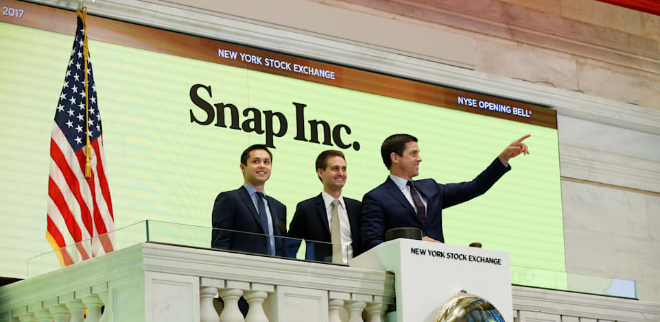 מייסדי סנאפ, אוון שפיגל ובובי מרפי, פותחים את המסחר בוול סטריט בימים טובים יותר של סנאפ / צילום: Reuters, Lucas Jackson
