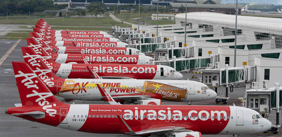 מטוסים של חברת הלואו קוסט אייר אסיה בשדה תעופה במלזיה / צילום: Associated Press, Vincent Thian