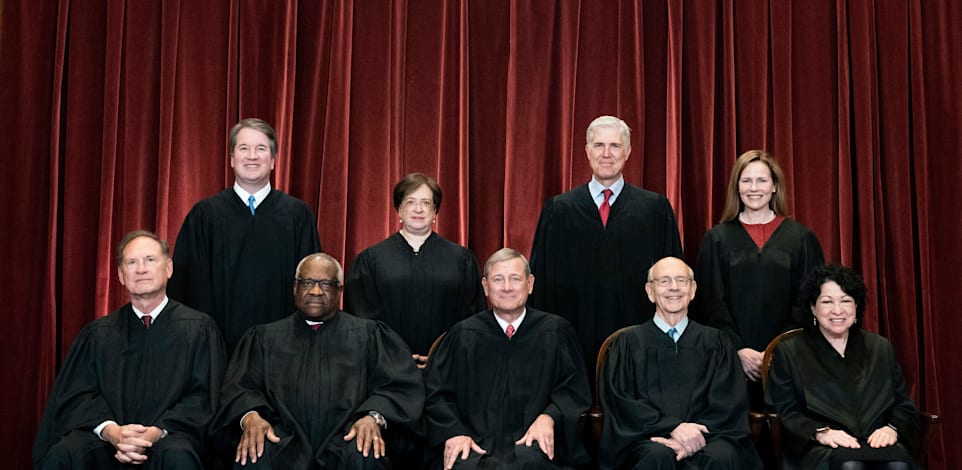 הרכב בית המשפט העליון עדיין עם השופט הליברל סטיבן ברייר (יושב שני מימין), שפרש בשבוע שעבר / צילום: Associated Press, Erin Schaff