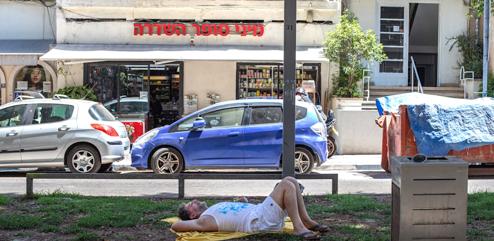 צעיר ישראלי בשדרה בתקופת אבטלה / צילום: כדיה לוי