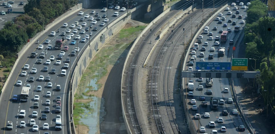 פקקים באיילון / צילום: איל יצהר