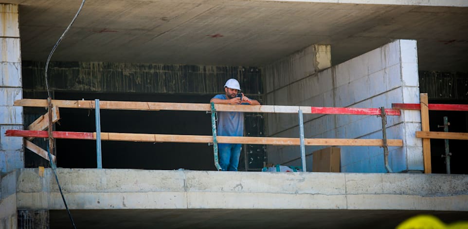 פועל באתר בנייה של בניין דירות חדש / צילום: שלומי יוסף