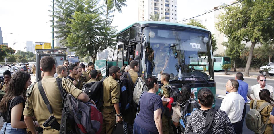 חיילים בדרך לאוטובוס / צילום: מגד גוזני, וואלה! NEWS