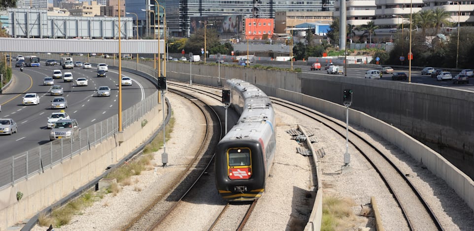 מסילות רכבת ישראל באיילון / צילום: איל יצהר