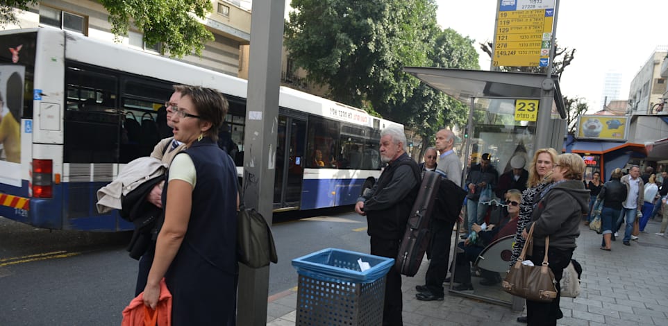 צפיפות בתחנה של אוטובוסים / צילום: תמר מצפי