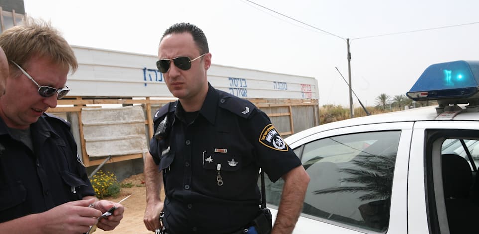 שוטרים - ניידת משטרה / צילום: עינת לברון