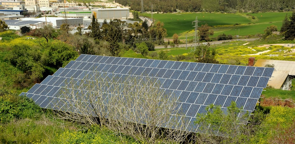 מערכת סולארית במושב נחם / צילום: איל יצהר