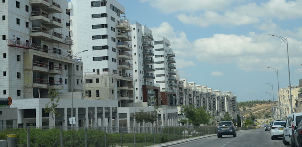 חריש. ''משקפת בזבוז של קרקעות מדינה וחוסר יעילות אורבנית''