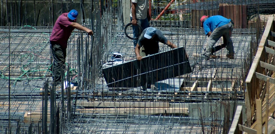 פועלי בניין בעבודה / צילום: תמר מצפי
