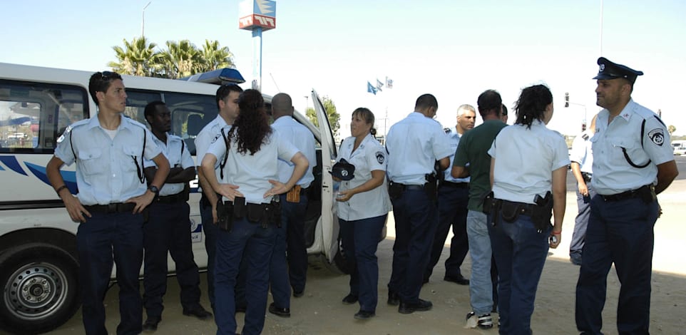 שוטרים מתכוננים לחסימות כבישים / צילום: תמר מצפי