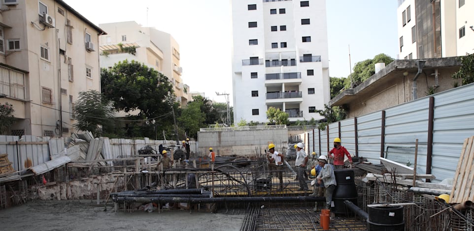 אתר בניה ברחובות. הרוכשים מעדיפים דירות חדשות / צילום: כדיה לוי