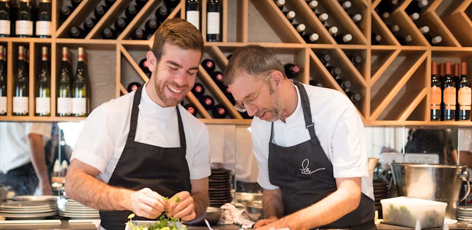 שרון כהן (מימין) עם אחד מטבחיו במסעדת שילה / צילום: יונתן בן חיים