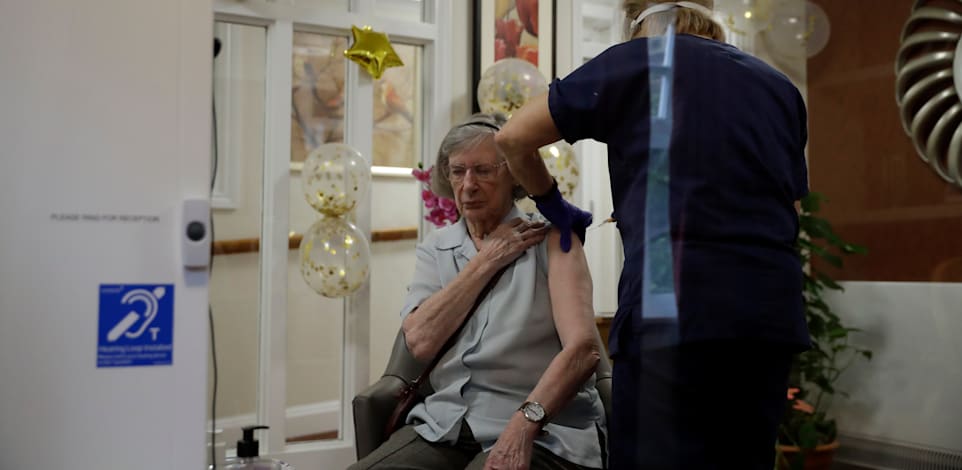 מבצע חיסונים של חברת אסטרהזנקה בבית אבות בלונדון / צילום: Associated Press, Matt Dunham
