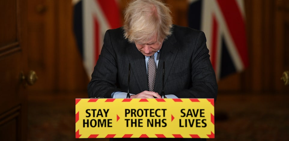 ראש ממשלת בריטניה בוריס ג'ונסון מתנצל בפני אזרחי המדינה לאחר שנחצה רף 100 אלף מתים מנגיף הקורונה / צילום: Associated Press, Justin Tallis