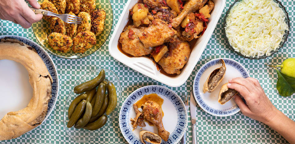 המנות הקלאסיות של סבתא. בכיוון השעון: צלי עוף, שטרודל תפוחי אדמה ובשר, קציצות הודו וסלט כרוב / צילום: ניצן רובין