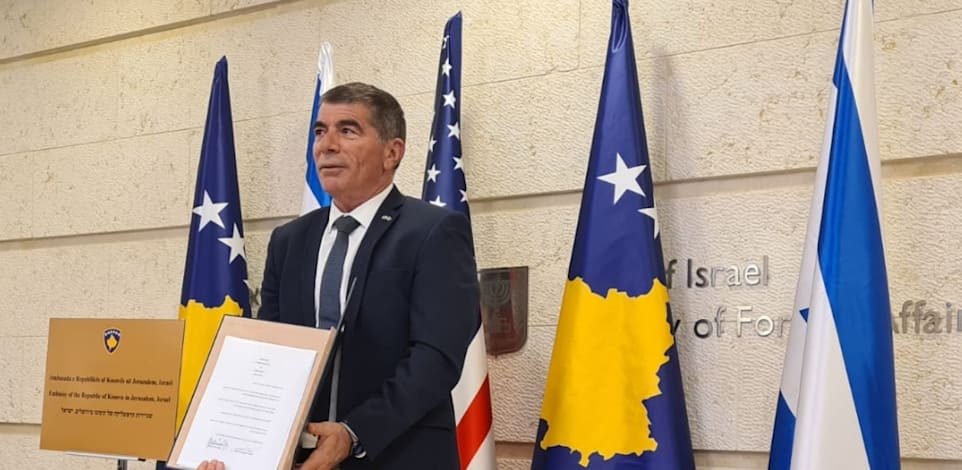 שר החוץ גבי אשכנזי בטקס החתימה על כינון היחסים הדיפלומטיים עם קוסובו / צילום: משרד החוץ
