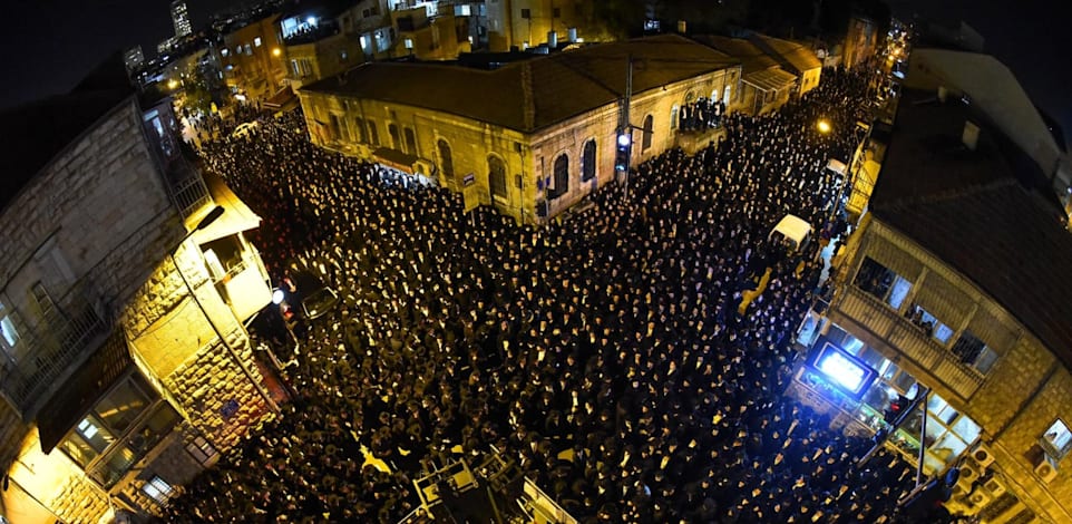 הלוויה המונית במגזר החרדי בזמן מגפת הקורונה / צילום: שוקי לרר