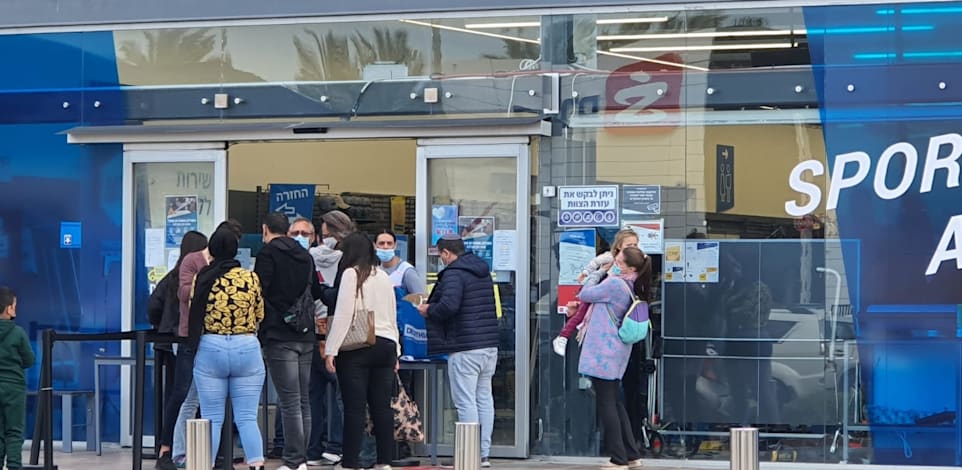 סניף של דקטלון, במרכז ביג בכרמיאל, הבוקר / צילום: פאול אורלייב