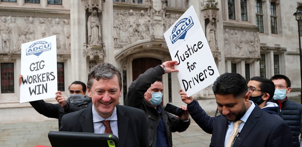 נהגי אובר, שחברים באיגוד "נהגי ושליחי אפליקציות", חוגגים לאחר החלטת בית המשפט העליון / צילום: Associated Press, Frank Augstein