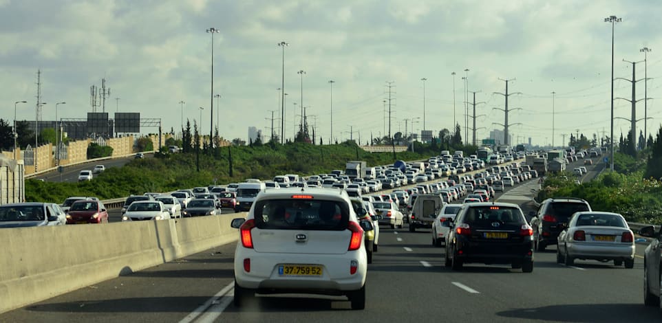 עומס תנועה. גורמים המעורים במו"מ בין המפלגות מעידים כי דרישות לתיק התחבורה טרם עלו על השולחן / צילום: תמר מצפי