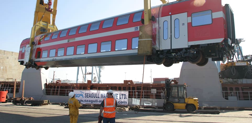 פריקת קרונות רכבת בנמל אשדוד / צילום: שמואל רחמני