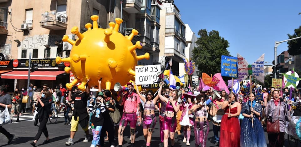 צעדת מחאה בת''א בפברואר. שימוש נרחב של המשטרה בתוכנות רוגלה נגד אזרחים ופעילים במחאות פוליטיות צפוי לפגוע בדירוג ישראל במדדי הדמוקרטיה הבינ''ל / צילום: הדגלים השחורים
