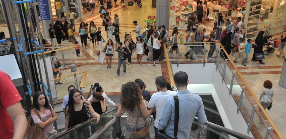 אנשים עושים קניות בקניון עזריאלי / צילום: תמר מצפי