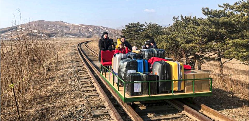 דיפלומטים רוסים חוזרים מצפון קוריאה על עגלת עץ / צילום: Associated Press, Russian Foreign Ministry Press Service