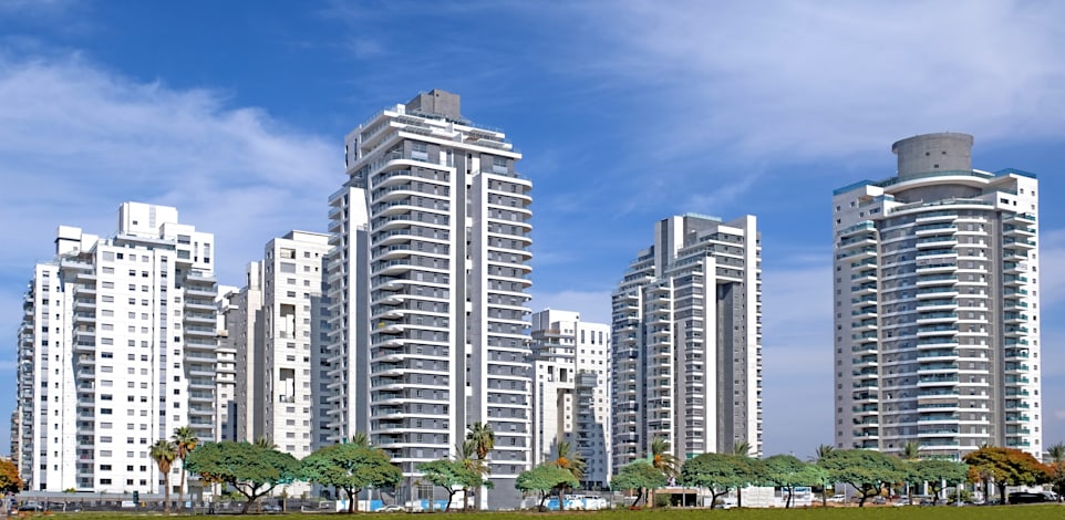 בנייני מגורים בחולון. במגדלים עלויות הארנונה והניהול מתנפחות / צילום: Shutterstock