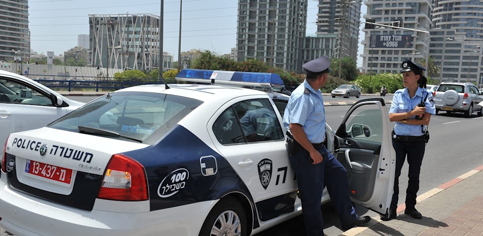 שוטרים + ניידת משטרה / צילום: תמר מצפי